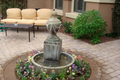 Inspiration for a traditional landscaping in Phoenix.
