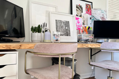 Imagen de despacho de tamaño medio con paredes blancas, suelo de madera en tonos medios, escritorio empotrado y suelo marrón