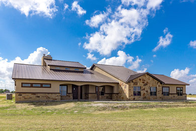 Example of a mountain style home design design in Austin