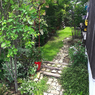 東京都下の小さい、夏のモダンスタイルのおしゃれな前庭 (私道、庭への小道、日向、天然石敷き) の写真