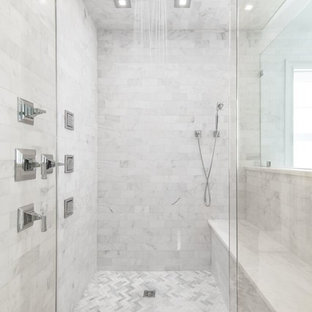 Foto di una stanza da bagno padronale moderna con piastrelle bianche, pareti grigie, pavimento in marmo e top in marmo