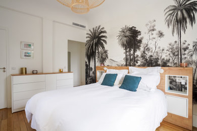 Idées déco pour une grande chambre parentale haussmannienne et blanche et bois éclectique avec un mur blanc, parquet clair, aucune cheminée, un sol marron et du papier peint.