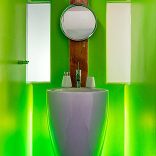 Esempio di una stanza da bagno minimalista con lavabo a colonna, piastrelle verdi e pareti verdi