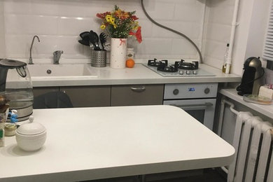 Foto de cocina comedor minimalista pequeña con armarios con paneles lisos