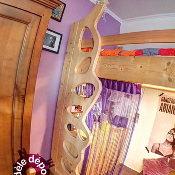 Lit mezzanine-bureau-commode, en bois massif, ayant une échelle typée escalade