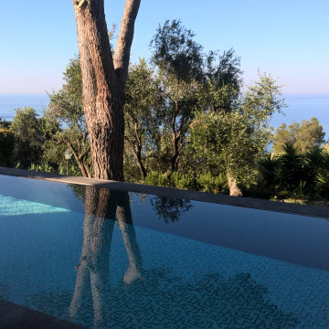 Bordo piscina e pavimentazione in lava grigia