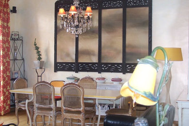 Idée de décoration pour une salle à manger style shabby chic.