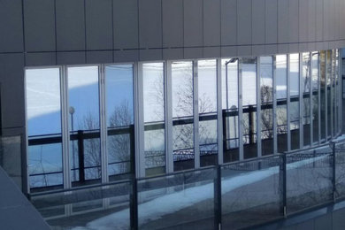 Foto de fachada actual con revestimiento de vidrio