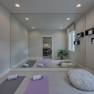 デンバーのトラディショナルスタイルのおしゃれなヨガスタジオ (ベージュの壁、リノリウムの床、ベージュの床) の写真