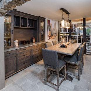 デトロイトの大きいインダストリアルスタイルのおしゃれな地下室 (半地下 (ドアあり)、ベージュの壁、磁器タイルの床、レンガの暖炉まわり、ベージュの床) の写真