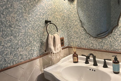 Example of a powder room design in Los Angeles