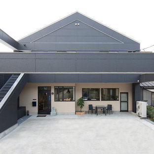 他の地域のコンテンポラリースタイルのおしゃれな家の外観 (黒い外壁) の写真