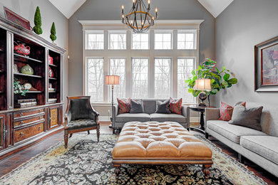 Mittelgroßes, Repräsentatives, Abgetrenntes Modernes Wohnzimmer mit grauer Wandfarbe, braunem Holzboden und braunem Boden in Indianapolis