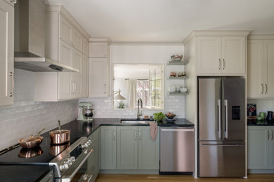 Example of a kitchen design in Seattle
