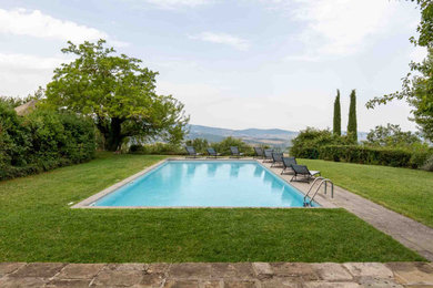Immagine di una piscina stile rurale