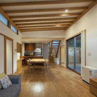 福岡のコンテンポラリースタイルのLDKの画像 (白い壁、無垢フローリング、茶色い床)