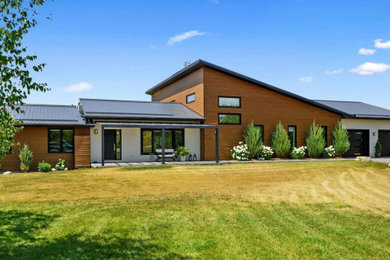 Minimalist exterior home photo in Toronto