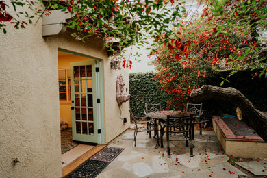 Example of a patio design in Los Angeles