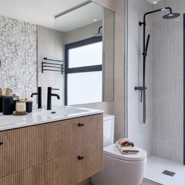 Baño principal con papel pintado vinílico resistente a la humedad