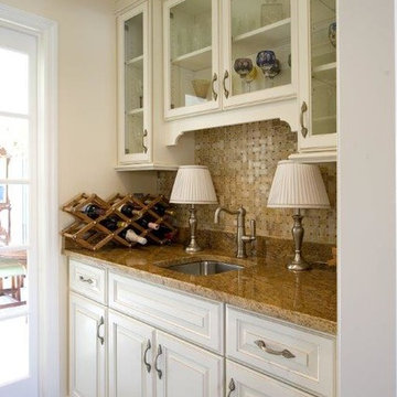 Traditional Bi-colored Kitchen with Island