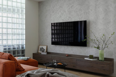 Идея дизайна: гостиная комната среднего размера, в белых тонах с отделкой деревом в современном стиле с белыми стенами, светлым паркетным полом, телевизором на стене и бежевым полом