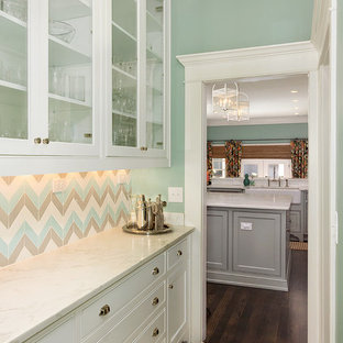 Idée de décoration pour une petite arrière-cuisine linéaire tradition avec un placard à porte vitrée, des portes de placard blanches, une crédence multicolore, un plan de travail en marbre, une crédence en carreau de céramique, un sol en bois foncé et un sol marron.