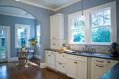 Kitchen - traditional kitchen idea in Atlanta