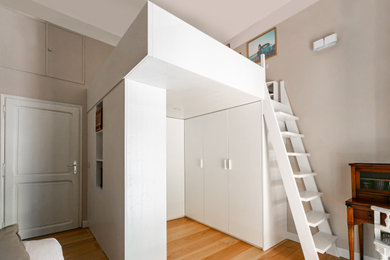 Foto di una grande cameretta per bambini minimalista con pareti beige e parquet chiaro