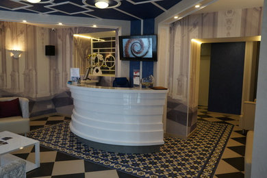 Стильный дизайн: коридор среднего размера в стиле фьюжн с синими стенами и полом из керамической плитки - последний тренд