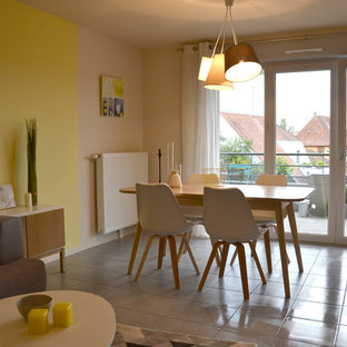 ストラスブールの中サイズのコンテンポラリースタイルのLDKの画像 (黄色い壁、セラミックタイルの床、暖炉なし、グレーの床)