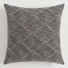 Decor: Throw Pillows
