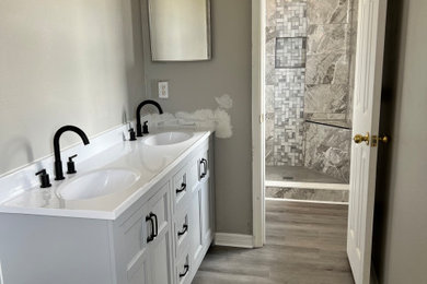 Bathroom - contemporary bathroom idea in Jacksonville