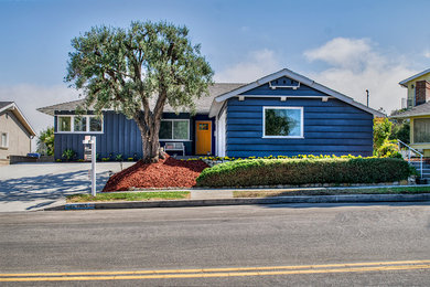 Example of a beach style exterior home design in Los Angeles