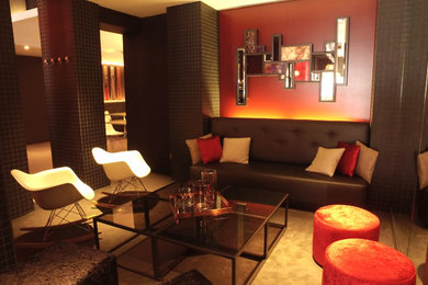 Photo of a modern family room in Paris.