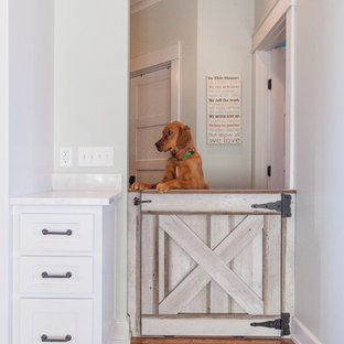 Idéer för att renovera en vintage hall, med vita väggar och mörkt trägolv