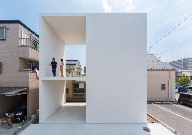 Современный Фасад дома by 山本卓郎建築設計事務所　TAKURO YAMAMOTO ARCHITECTS
