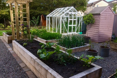 Свежая идея для дизайна: солнечный огород на участке среднего размера на заднем дворе в классическом стиле с хорошей освещенностью и покрытием из каменной брусчатки - отличное фото интерьера