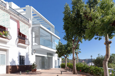 Diseño de fachada actual de tamaño medio