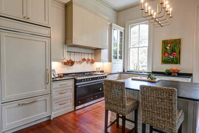 Example of a classic kitchen design in New Orleans