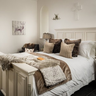 Mittelgroßes Rustikales Gästezimmer mit weißer Wandfarbe, Schieferboden und grauem Boden in Sonstige