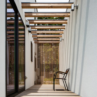 東京23区のアジアンスタイルのおしゃれな横庭のデッキ (パーゴラ) の写真