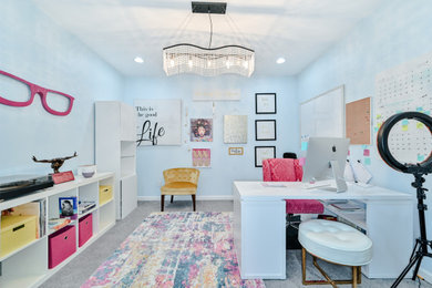 Home office - contemporary home office idea in Chicago