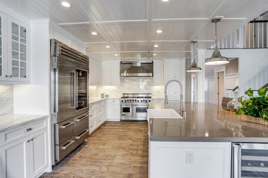 Kitchen - traditional kitchen idea in Los Angeles