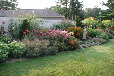 Photo of a traditional side yard full sun garden in Grand Rapids.
