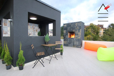Идея дизайна: двухэтажный, разноцветный частный загородный дом среднего размера в стиле фьюжн с комбинированной облицовкой и плоской крышей