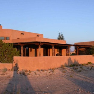 Выдающиеся фото от архитекторов и дизайнеров интерьера: большой, двухэтажный фасад частного дома розового цвета в стиле фьюжн с облицовкой из цементной штукатурки, плоской крышей и крышей из смешанных материалов