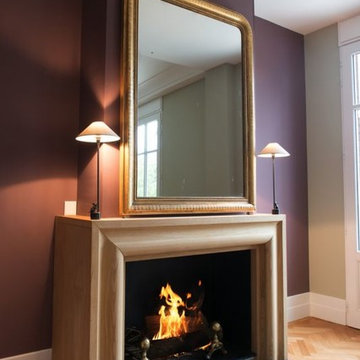 Cheminée avec entourage en bois de châtaignier sur mesure