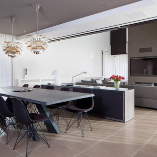 フィレンツェの巨大なコンテンポラリースタイルのLDKの画像 (白い壁)