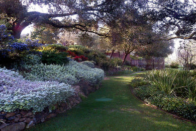 Inspiration for a traditional landscaping in Los Angeles.