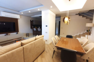 Esempio di una sala da pranzo design con pavimento in gres porcellanato